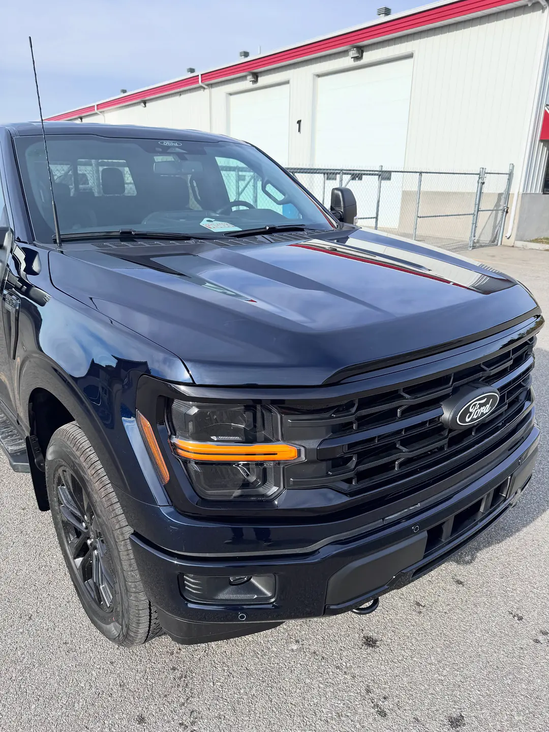 Ford F-150 2026 noir protégé par une pellicule de protection, ensemble Or, réalisation MA Wraps