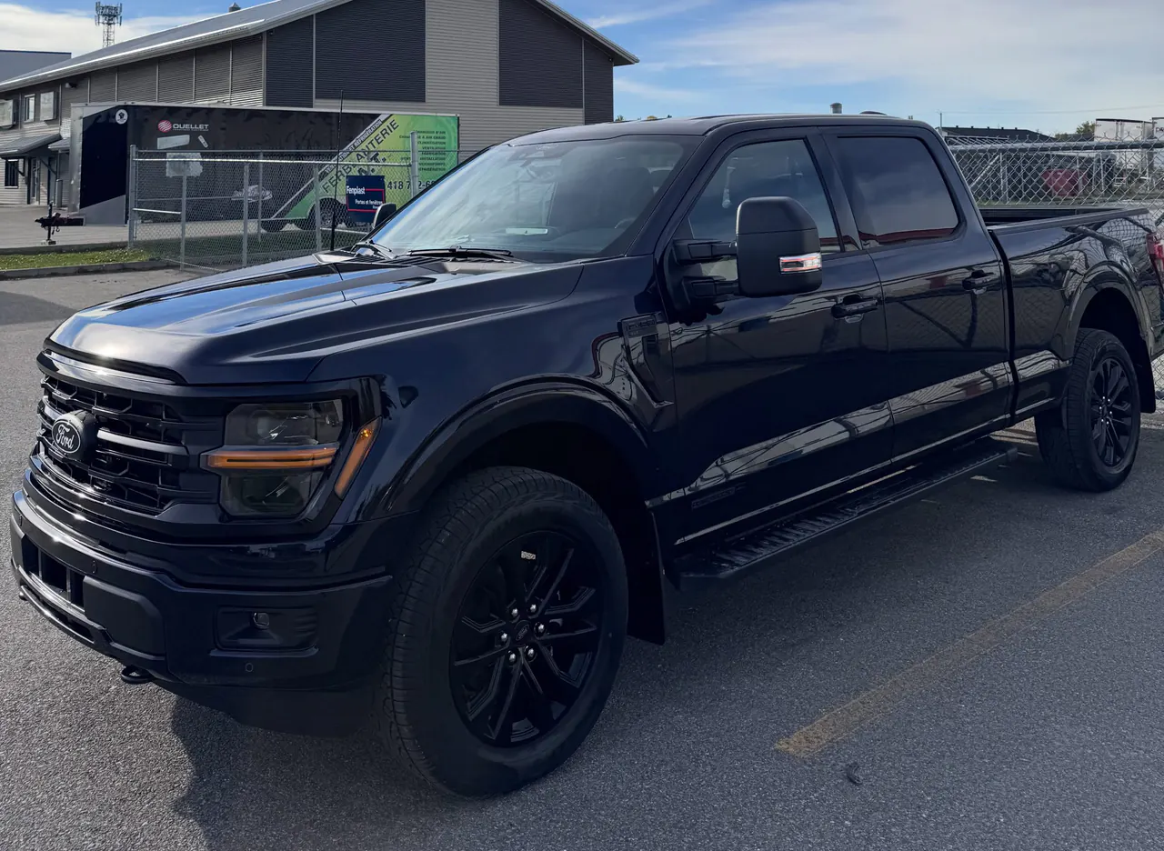 Ford F-150 2026 noir protégé par un ensemble pare-pierre Or, réalisation MA Wraps
