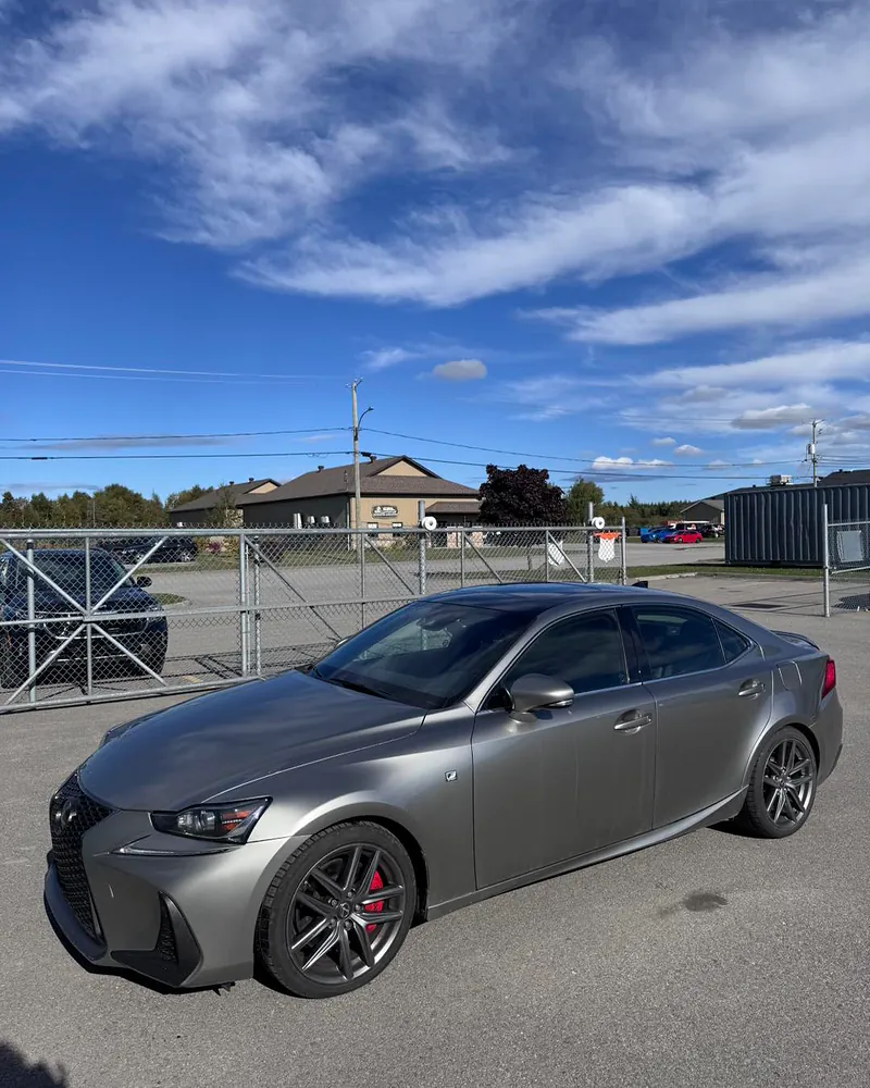 Lexus IS350 grise avec toit noir lustré