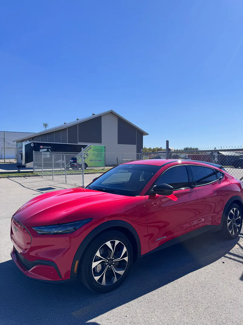 Ford Mustang Mach-E rouge avec vitres avant teintées 35&nbsp;%