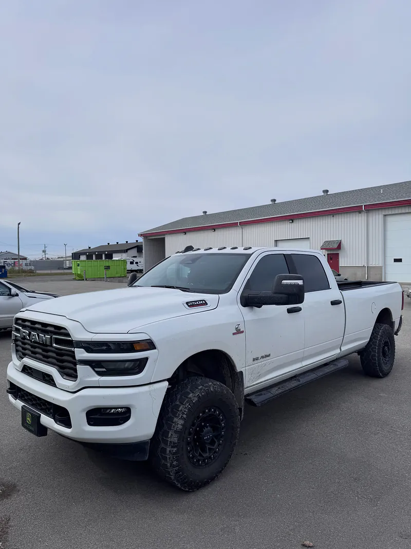 RAM 2500 blanc avec vitres teintées complètes