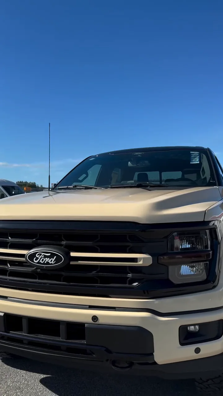 Avant du Ford F-150 2026 Desert Storm, calandre et toit noirs