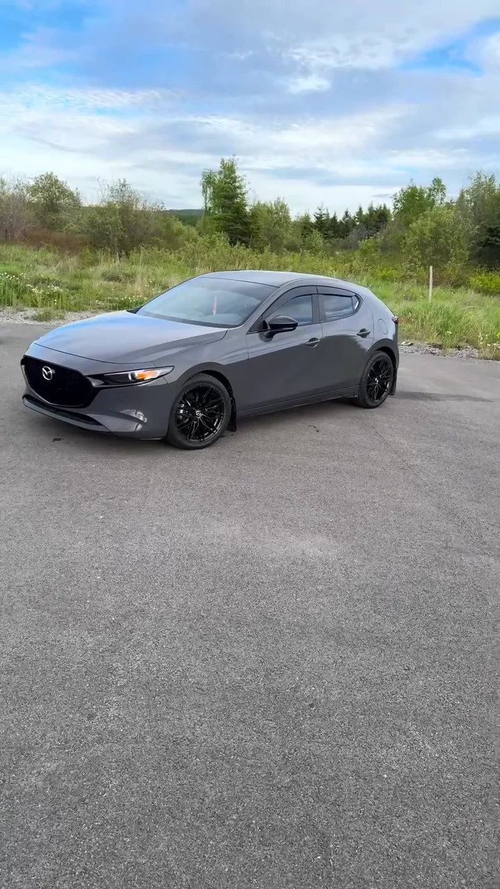 Mazda3 2022 grise avec pare-pierre coloré