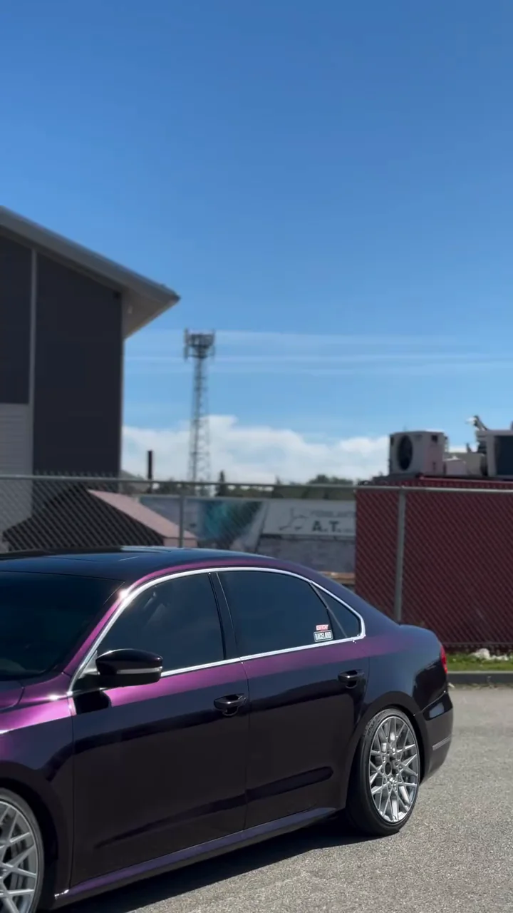 Volkswagen Passat avec wrap complet KPMF aux reflets violets
