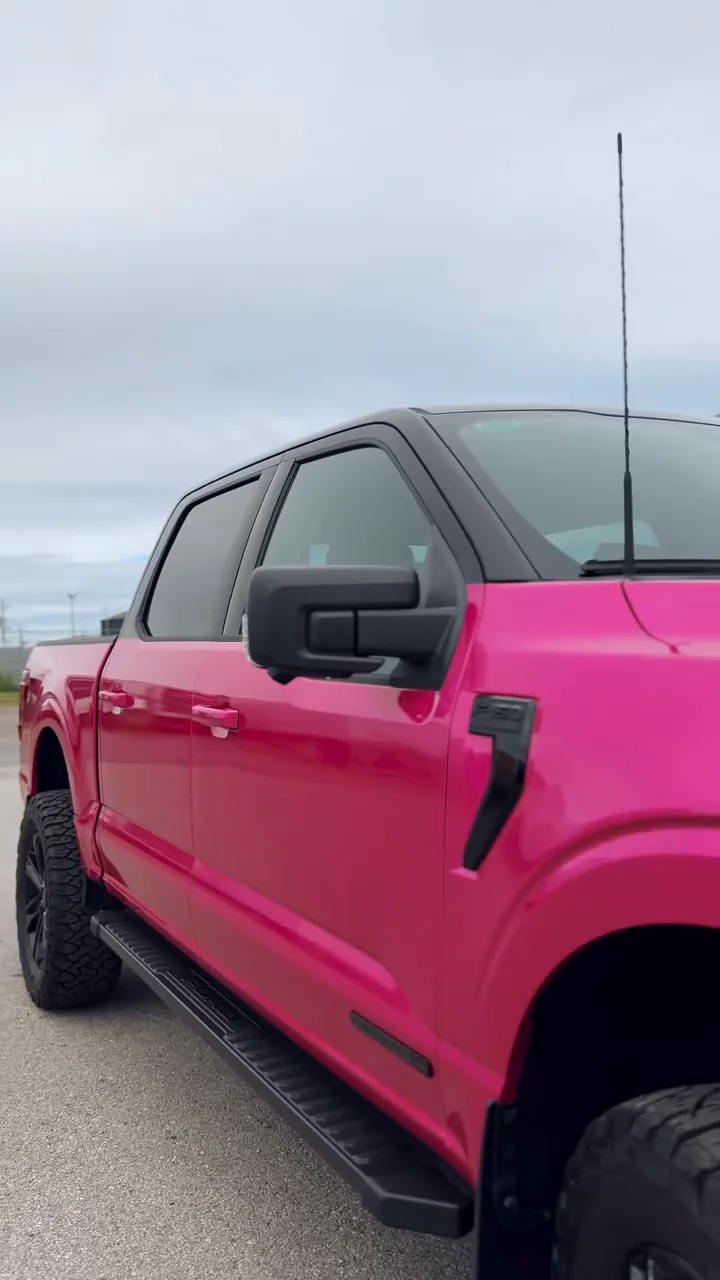 Ford F-150 avec wrap complet KPMF Cosmos Pink