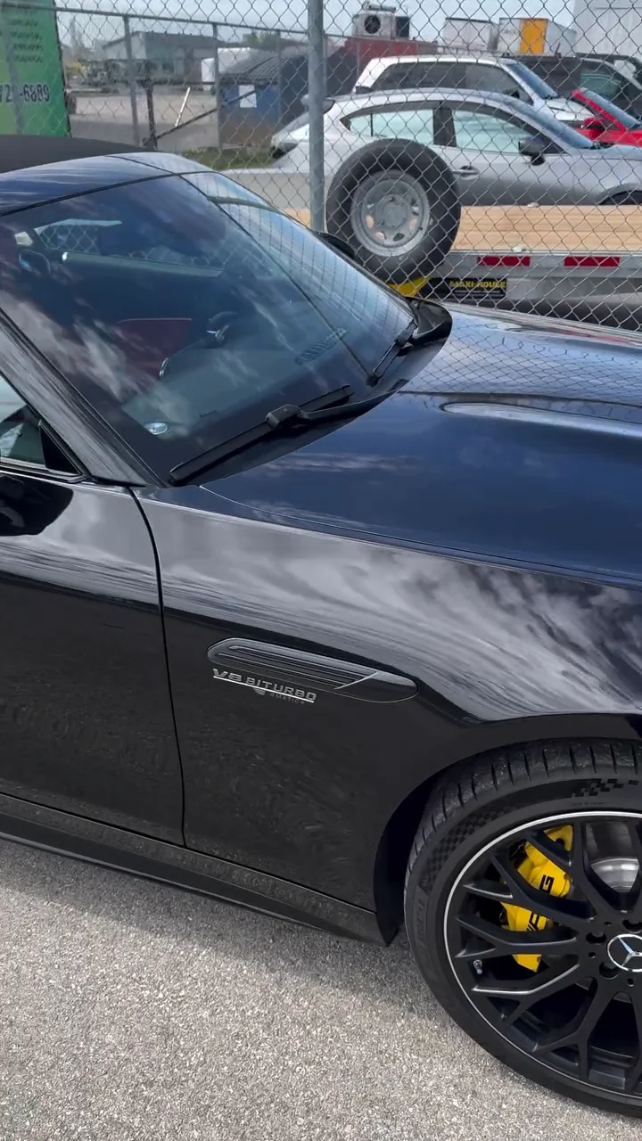 Mercedes-AMG SL63 noire avec pare-pierre complet
