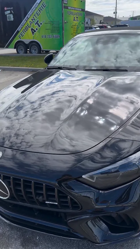 Capot d'une Mercedes-AMG SL63 protégé par pare-pierre