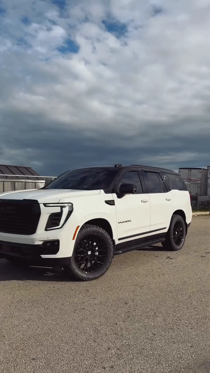 GMC Yukon blanc avec chrome delete et toit Tuxedo